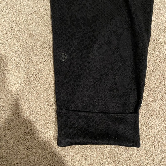 Lululemon Jet Crop (Slim) (Luxtreme 25.5")
Desert Snake Embossed Black - Picture 8 of 9